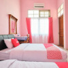 Отель OYO 2061 Rizki Dhira Guest House Syariah, фото 8