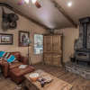 Отель Cowboy Cabin, 2 Bedrooms, Sleeps 6, Hot Tub, Grill, Wood Stove, фото 2