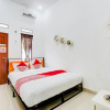 Отель OYO 90124 Oemah Ratu Hostel Syariah, фото 3