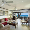 Отель Coral Cove Beachfront Villas в Пэйнс-Бэй