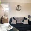 Отель Cedar House - Free Parking - York Holiday Home - Sleeps 12 With Sister Property, фото 2