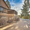 Отель Woodland Park Hideaway w/ Mtn Views & Hot Tub в Вудленд-Парке