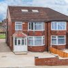 Отель Immaculate 5-bed House in Leeds, фото 12