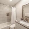 Отель Stylish 1BR Near UT Brentwood Evonify, фото 8