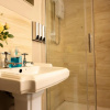 Отель Luxury City Centre Getaway - Prime Location Sleeps 7!, фото 5