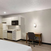 Отель Days Inn & Suites by Wyndham Green Bay WI., фото 18