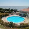 Отель Appartement d'une chambre a Fouras a 50 m de la plage avec vue sur la mer piscine partagee et jardin в Фуре