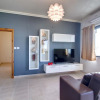 Отель Modern Apt Overlooking Green Area, фото 7
