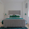 Отель Lovely 4-Bedroom Home in Woodcote Fold, фото 1