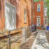 Отель Garden Apartment In A Stately Capitol Hill Victorian House, фото 1