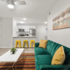 Отель Stylish 2BR Near UT Hyde Park Evonify, фото 1