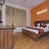 Отель Alarians Stay By OYO Rooms в Гургаоне