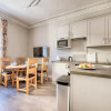 Отель Beautifully Presented, Well Located, 2 bed apt, фото 3