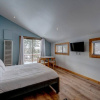 Отель Studio Cabin Retreat with Outdoor Deck, фото 2