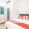 Отель Super OYO 2223 J&b Room Utan Kayu, фото 4