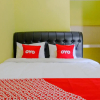 Отель Hj. Aniek Residence by OYO Rooms, фото 9