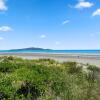 Отель Searenity - Waikanae Beach Holiday Home, фото 1