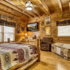 Отель Ern854 - Wagon Wheel Lodge - Great Location! Close To All The Action! 9 Bedroom Cabin by RedAwning, фото 25