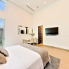 Отель Hollywood Estate with Stunning Views, фото 30