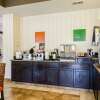 Отель Comfort Inn & Suites Lawrence - University Area, фото 10