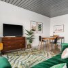 Отель Mid Main Lofts 6101 Trendy Chill Studio Loft Midtown, фото 28