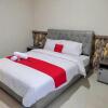 Отель RedDoorz Syariah near GOR Satria Area, фото 7