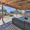 Отель Chic Joshua Tree Pad w/ Mountain Views & Hot Tub, фото 15