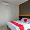 Отель RedDoorz Plus near Solo Baru, фото 4