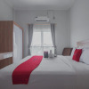 Отель RedDoorz near Hermes Place Polonia Medan, фото 2