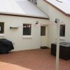 Отель Logans Beach House and Apartments, фото 2