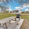 Отель Charming Romantic Cabin 2 Miles From Wineries!, фото 1