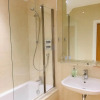 Отель Greenwich Court - Modern Windsor 1 bed flat, with gated allocated parking., фото 7