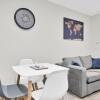 Отель Crown Place 2 & 3 Bedroom Luxury Apts. with Parking in Shepperton, фото 13