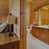 Отель Duc 83 - Luxury log Cottage With hot tub and Exterior Barrel Sauna, фото 8