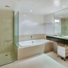 Отель QV Modern Apt in CBD w Carpark-868, фото 4