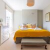 Отель Luxuriously Designed 3 Bedroom Apartment in Clapham, фото 2