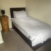 Отель 3-bed House in Stoke-on-trent Free Sky Free Wifi, фото 2