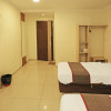 Отель OYO 92469 Hotel Sahabat, фото 17