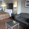 Отель Camelot Inn & Suites Highway 290 NW Freeway, фото 6