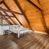 Отель Huckleberry Cabin - Pet Friendly With Big Deck 4 Bedroom Home by Redawning, фото 40
