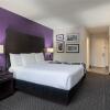 Отель La Quinta Inn & Suites by Wyndham Clifton Park, фото 35