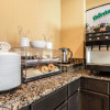 Отель Comfort Inn & Suites near Bethel College, фото 24
