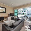 Отель QV Luxury Sea View Apartment - 581 в Окленде