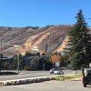 Отель K B M Resorts- Cbi-102 Upgraded 1bd, Wood Fireplace, Full Kitchen, Wifi, Walk to Slopes!, фото 9