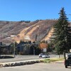 Отель K B M Resorts- Cbi-102 Upgraded 1bd, Wood Fireplace, Full Kitchen, Wifi, Walk to Slopes!, фото 9