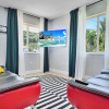 Отель Happy Escape, 15 Min to Beach, Massage Shower Jets, Bar, and BBQ, фото 36