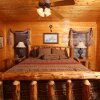 Отель Howling Wolf - One Bedroom Cabin, фото 2