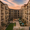 Отель Rooftop Pool, Views, Close to Shops & Dining C4427, фото 1