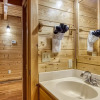 Отель Ern864 - The Cedars - Great Location! Close To All The Action! 5 Bedroom Cabin by RedAwning, фото 5
