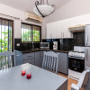 Отель Bromelia 6 - 2 BR Condo Just 2 Blocks From Beach and Town, фото 5